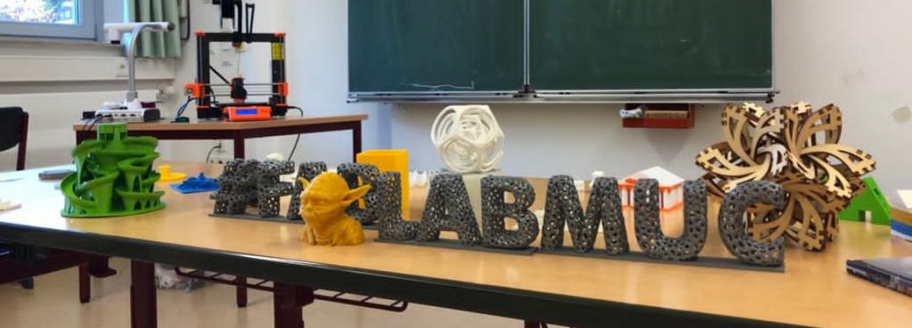 3D-Drucke von Fablab auf dem Lehrerpult